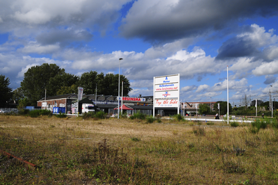 900374 Gezicht op het voormalige werkplaatsterrein van de Nederlandse Spoorwegen aan de 2e Daalsedijk te Utrecht, met ...